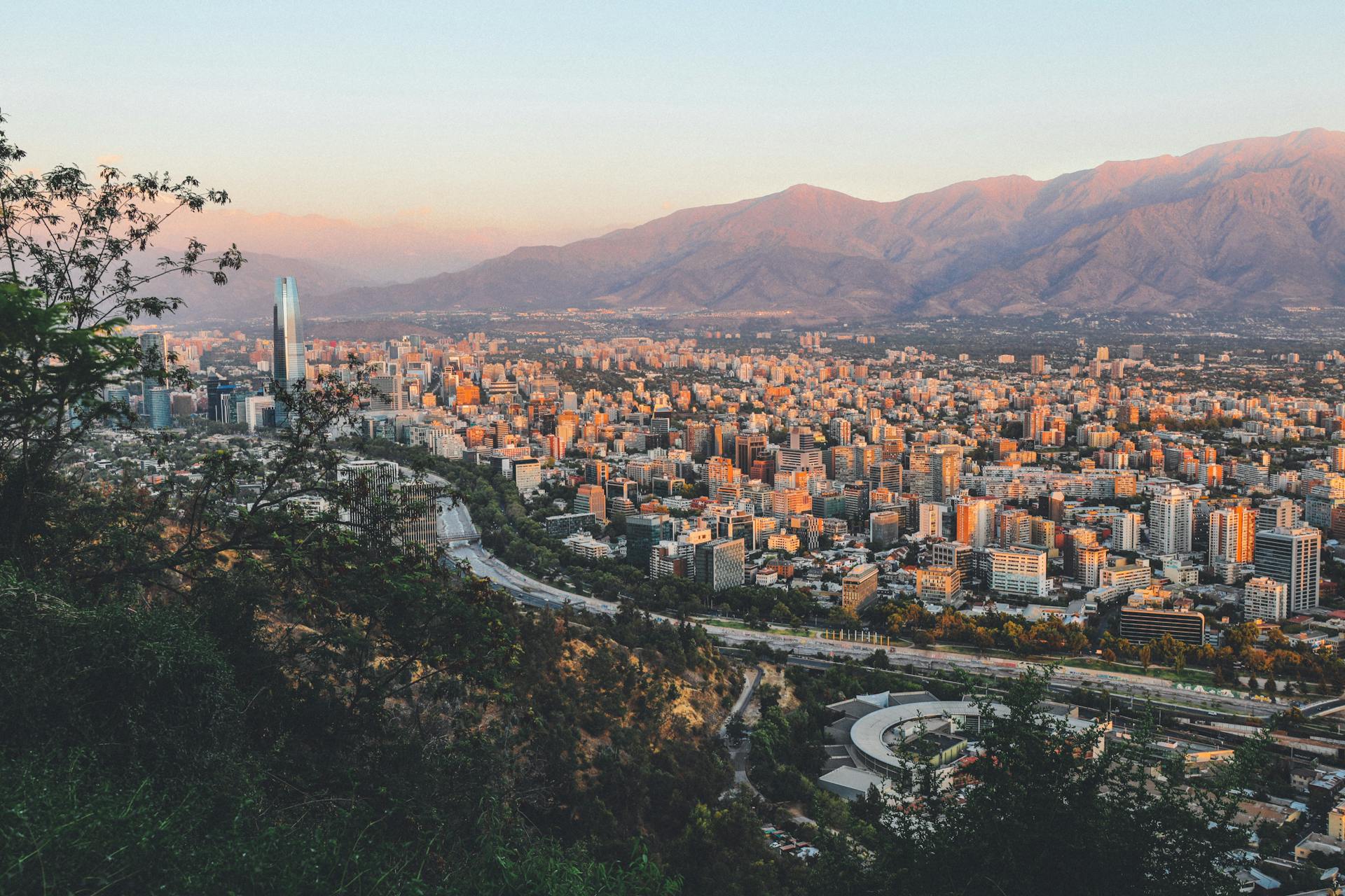 Vista panorámica de la ciudad de Santiago de Chile con edificios residenciales y comerciales, representando el mercado inmobiliario urbano de la capital.