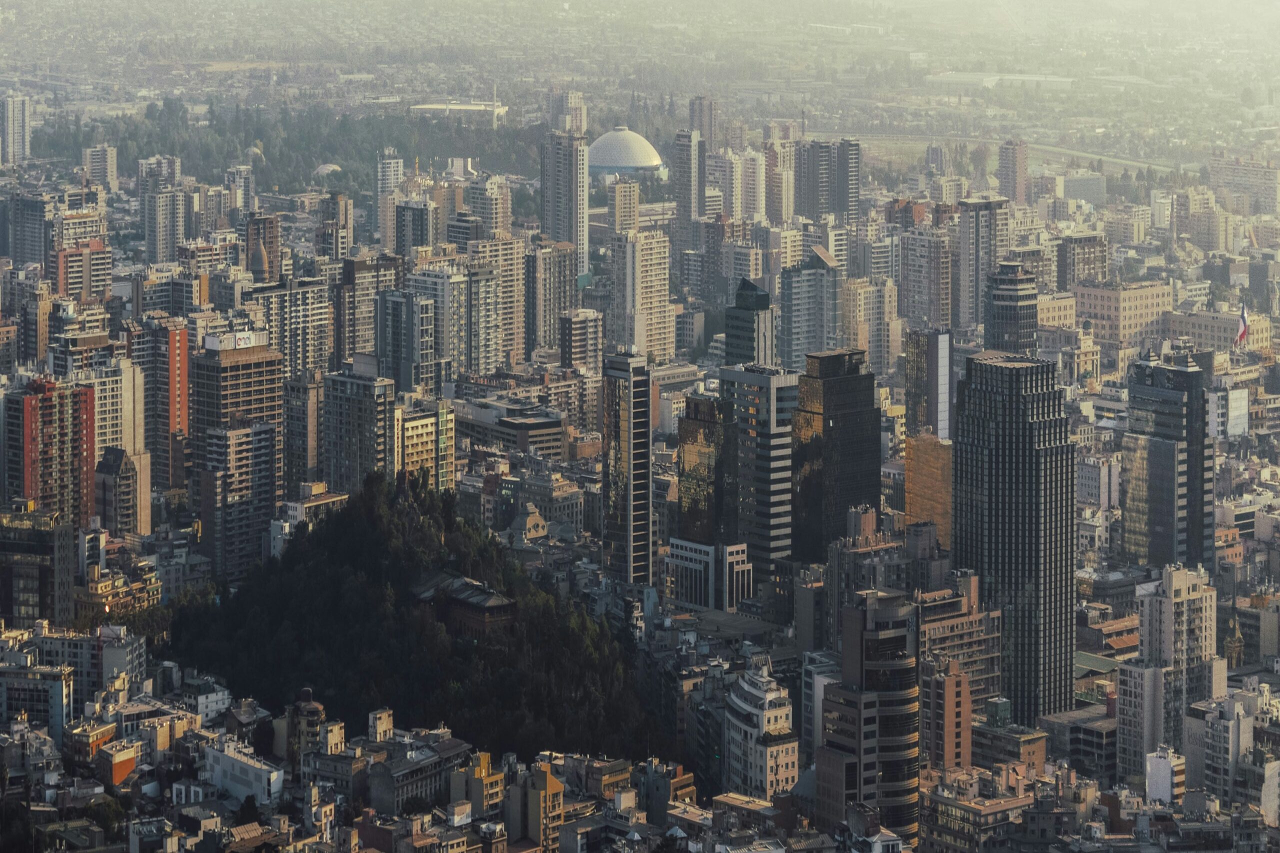 Vista panorámica de la ciudad de Santiago de Chile con edificios residenciales y comerciales, representando el mercado inmobiliario urbano de la capital.