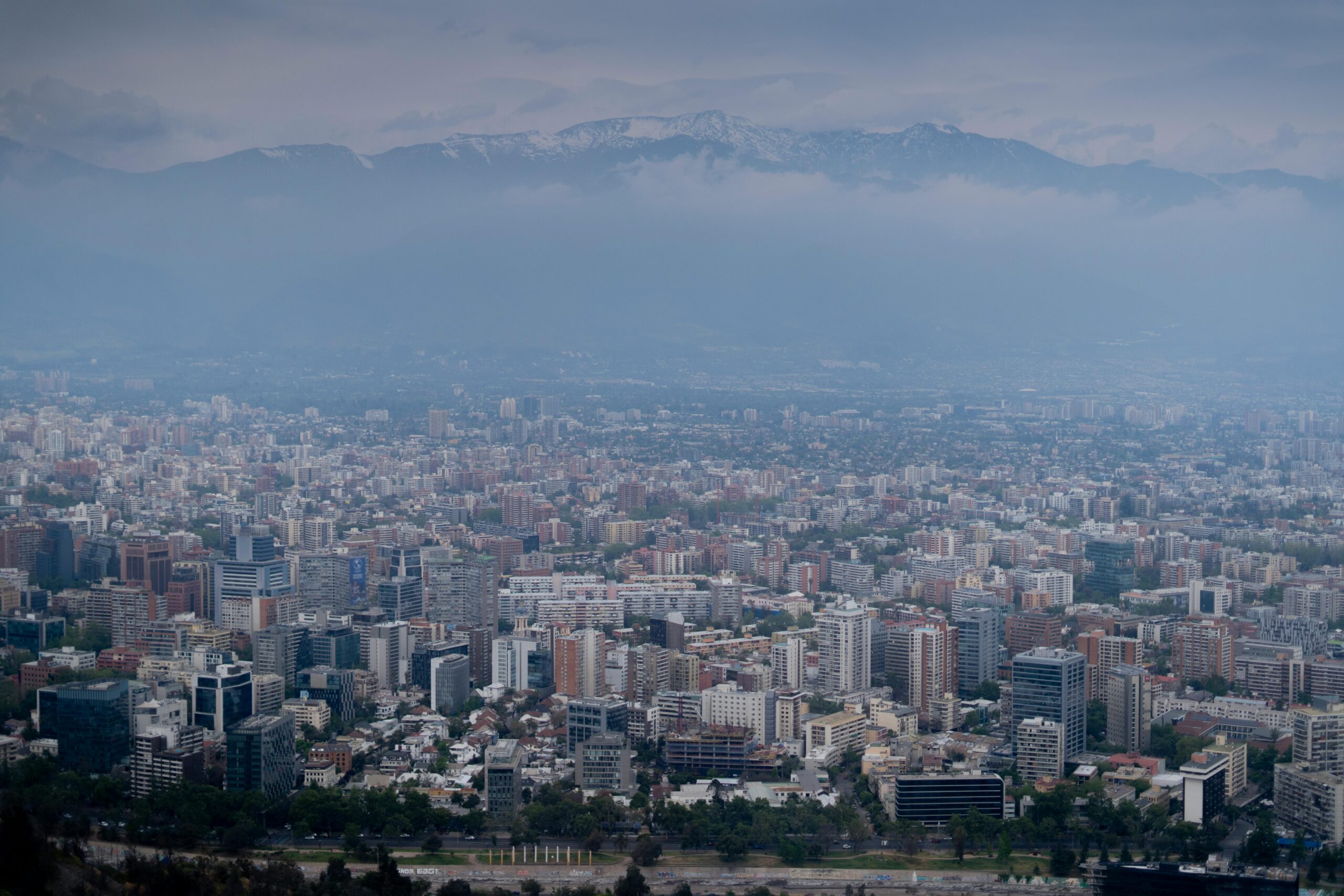 Vista panorámica de Santiago con edificios y cordillera nevada al fondo, representando comunas con buena conectividad al metro