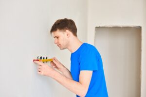Arrendatario reparando grifería en departamento